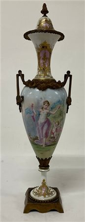 Manifattura francese, vaso ad anfora in porcellana policroma con figura allegor