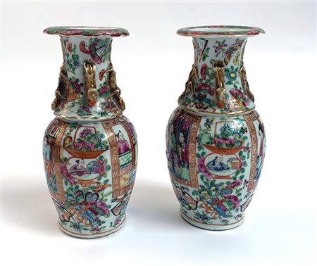 Due vasi in porcellana dipinta in policromia
Cina, secolo XIX-XX
Uno con etiche