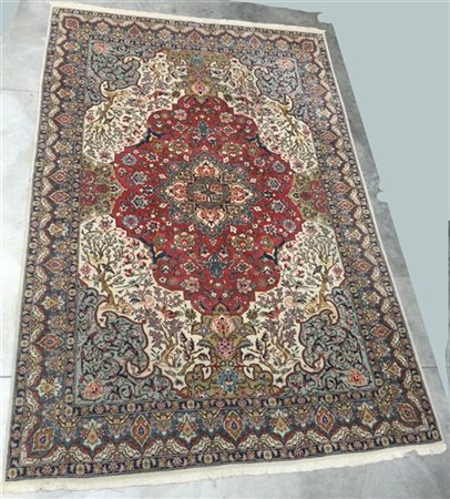 Tappeto Tabriz, Persia, secolo XX. Decoro a "giardino dell'Eden" con medaglione