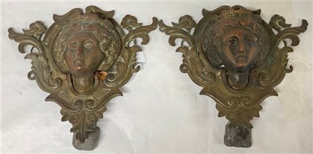 Coppia di batacchi in metallo raffiguranti il volto dell'Italia turrita. Inizio