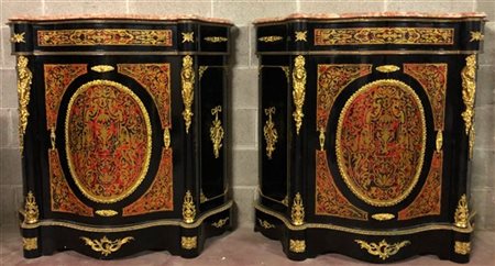 Coppia di credenze in stile Boulle di forma mossa in legno ebanizzato intarsiat