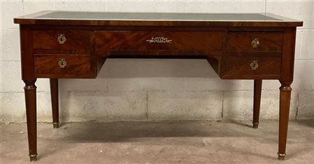 Scrivania da centro a quattro cassetti di cui uno con forziere, due tiretti ai