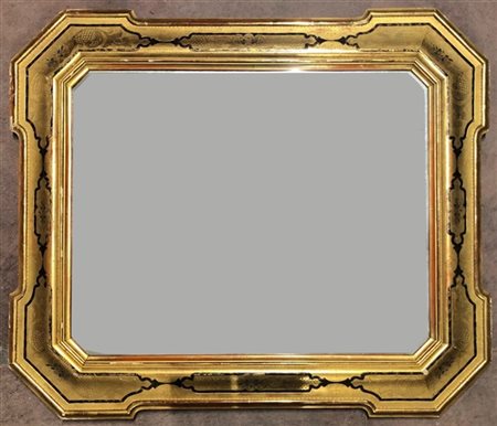 Lotto composto da tre cornici a vassoio in legno dorato di misure diverse. Seco