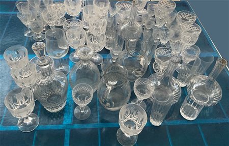 Parte di servizio in vetro composto da numerosi bicchieri e bottiglie di divers