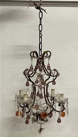Lampadario a quattro luci con struttura in metallo, prismi e pendagli in crista