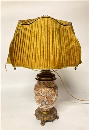 Vaso in porcellana Satsuma montato a lampada 
Giappone, sec. XIX/XX 
(h cm 60)