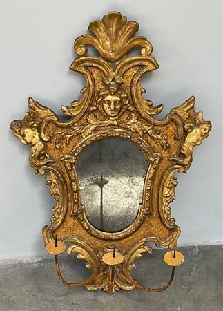 Ventolina a tre fiamme in legno e pastiglia intagliato e dorato a volute e figu