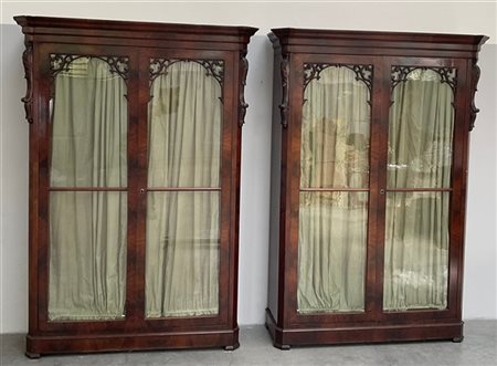 Coppia di librerie lastronate in piuma di mogano con due ante a vetri sul front