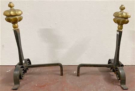 Coppia di alari da camino in ferro e bronzo dorato (cm 28x28,5x43) (difetti)