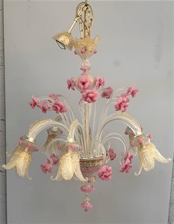 Manifattura di Murano. Lampadario a sette fiamme in vetro decorato nei toni del