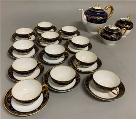 Manifattura Richard Ginori. Servizio da tè in porcellana decorato su fondo blu