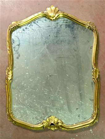 Specchiera di forma sagomata in legno intagliato e dorato con fregi a conchigli