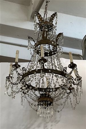 Lampadario a cesto in stile Impero a otto luci con fusto in metallo sbalzato de