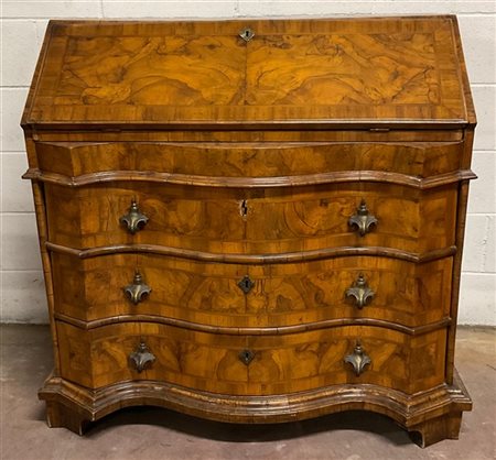 Ribalta lastronata in noce con inserti in radica, fronte mossa a tre cassetti e