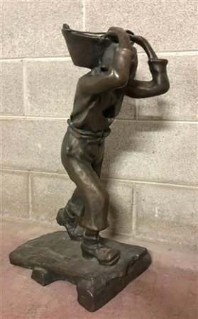 Ignoto secolo XX "Operaio" scultura in bronzo (h cm 64)