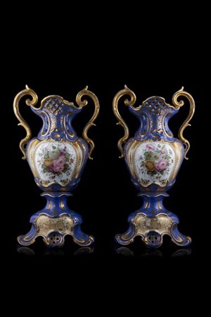 Manifattura francese, secolo XIX. Coppia di vasi biansati in porcellana decorat