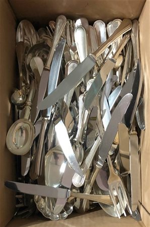 Lotto composto da numerose posate in acciaio (difetti)