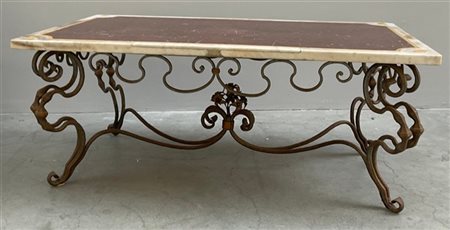 Tavolino con base in ferro battuto decorata a riccioli con gambe mosse riunite