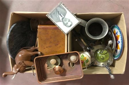 Lotto di due cartoni contenenti numerosi oggetti in metallo, ceramica legno e a