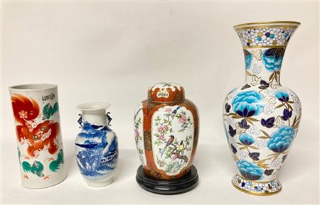 Lotto composto da tre vasi ed una potiche con coperchio e base in legno, in por