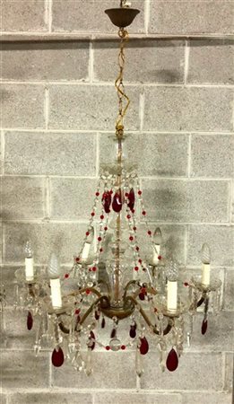 Lampadario a sei luci in metallo dorato e vetro. Bracci sagomati, pendagli in v