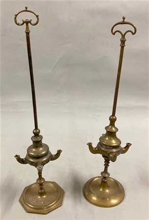 Lotto composto da due lampade fiorentine in bronzo di diversa epoca e fattura (