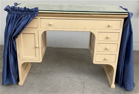 Lotto composto da un mobile toilette in legno laccato(cm 104x81x43) e due panch