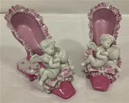 Manifattura francese, secolo XIX. Coppia di scarpette in porcellana policroma r