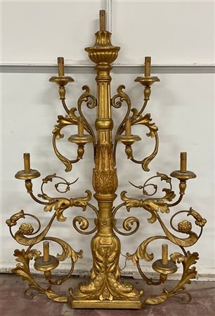 Applique a nove luci in legno intagliato e dorato con bracci in ferro, decoro a