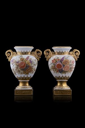 Manifattura del secolo XIX. Coppia di vasi in porcellana decorati in policromia