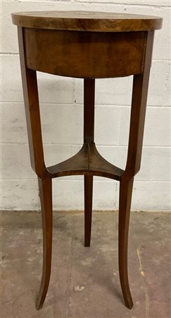 Gueridon con piano circolare intarsiato a rosone ad un cassetto nella fascia, g