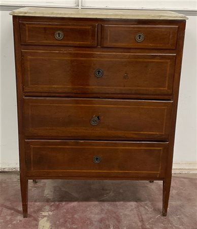 Cassettiera in noce a tre cassetti grandi e due piccoli, decorata da filettatur