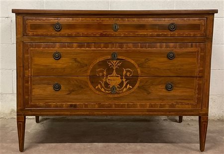 Cassettone a due cassetti e mezzo filettato e intarsiato. Piano centrato da int