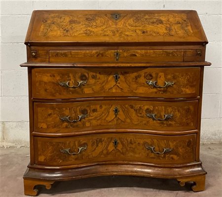 Ribalta con fronte mosso, lastronata e radicata a tre cassetto più uno piccolo