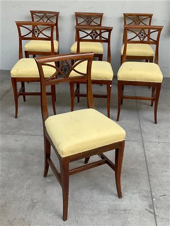 Gruppo dei sette sedie in legno intagliato con schienale a giorno e gambe a sci