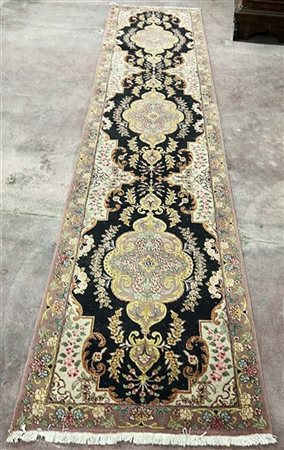 Tappeto passatoia Tabriz, Persia, secolo XX. Annodato in lana e seta. Decoro co