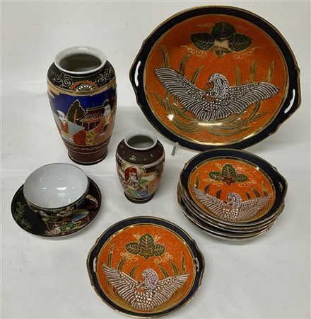 Lotto composto da un servizio da macedonia con piatto e sei coppette, due vaset