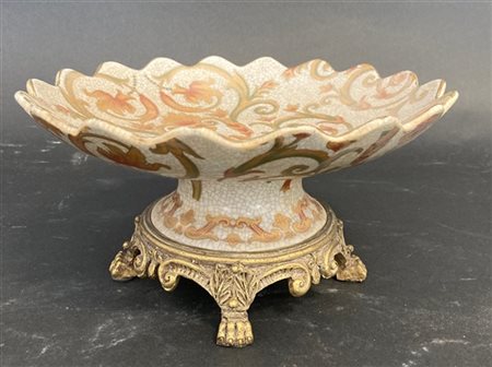 Alzata in ceramica decorata a raffaellesche su finta craquelé, montata su base