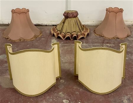 Lotto di cinque paralumi in tessuto di fatture e dimensioni differenti (lievi d