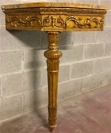 Console in legno intagliato e dorato a volute, gamba centrale tornita, scanalat
