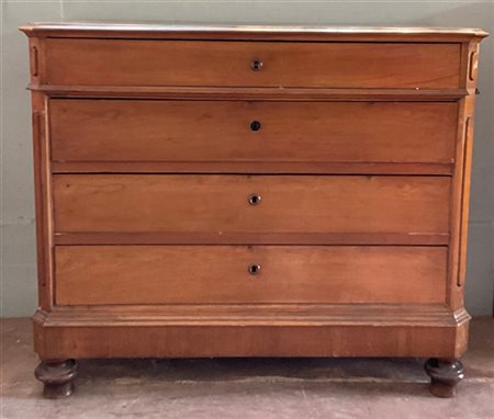 Comò a tre cassetti e mezzo con piedi torniti. Secolo XIX (cm 115x98x56) (difet