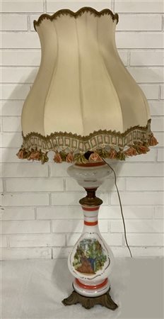 Lampada ad olio in opaline bianca decorata con decalcomania a scena orientale,