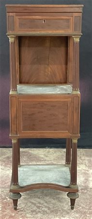 Mobile a colonna in legno con montanti torniti, vani a giorno e segreti. Piani