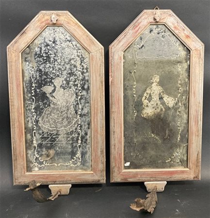 Coppia di ventole a forma cuspidata ad una fiamma in legno laccato, vetro molat