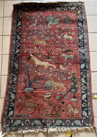 Tappeto Sarouk, Persia, secolo XX. Decoro con animali e alberi su fondo rosso (