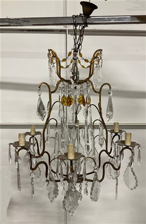 Lampadario a sei luci con struttura in metallo dorato e pendagli in cristallo s