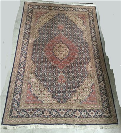 Tappeto Tabriz, Persia, secolo XX. Decoro con medaglione con puntali su fondo b