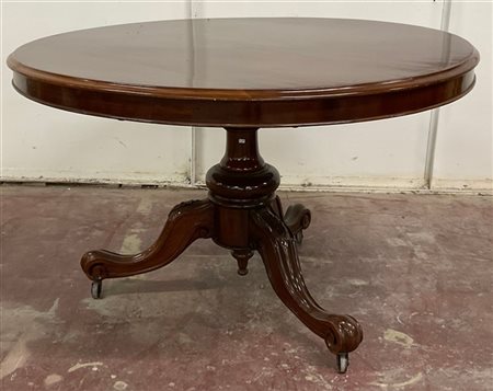 Tavolo tondo con piano a vela, fusto tornito su tre gambe mosse munite di rotel