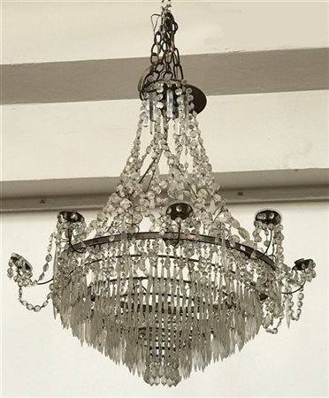 Lampadario a cesto a otto luci con struttura in metallo e pendenti in vetro sfa