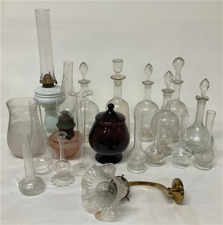 Cartone contenente vasi, bottiglie in vetro, due lampade ad olio e una applique